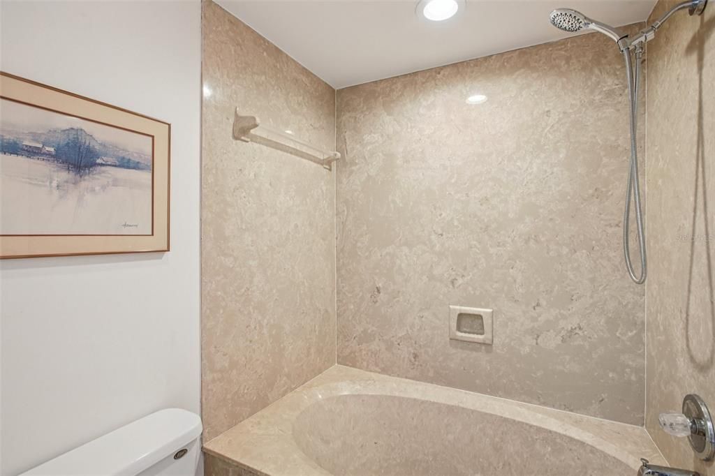 Activo con contrato: $989,000 (5 camas, 5 baños, 4983 Pies cuadrados)