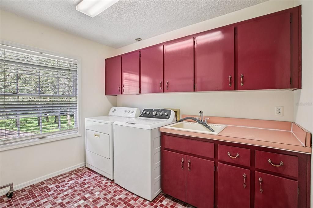 Activo con contrato: $989,000 (5 camas, 5 baños, 4983 Pies cuadrados)