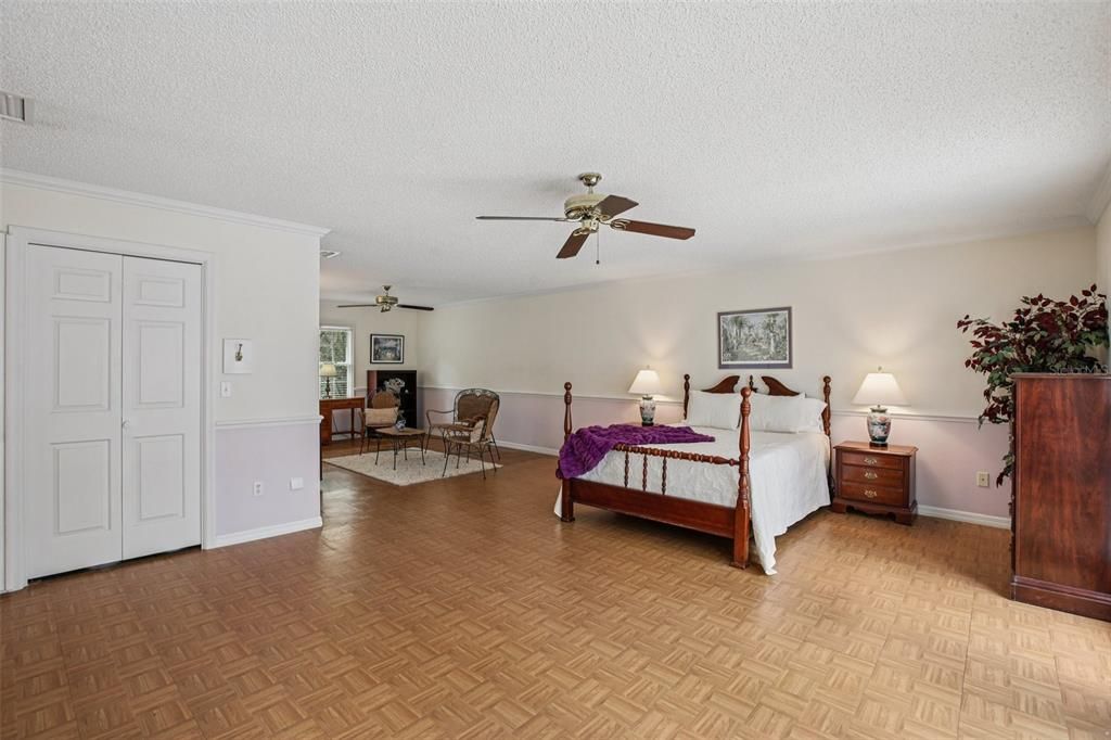 Activo con contrato: $989,000 (5 camas, 5 baños, 4983 Pies cuadrados)