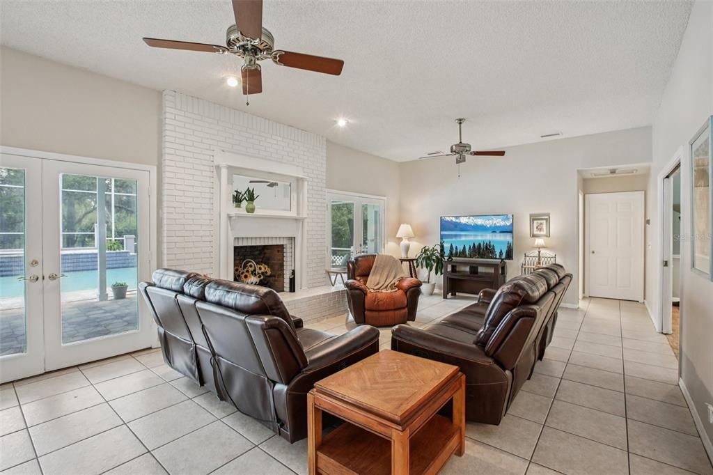 Activo con contrato: $989,000 (5 camas, 5 baños, 4983 Pies cuadrados)