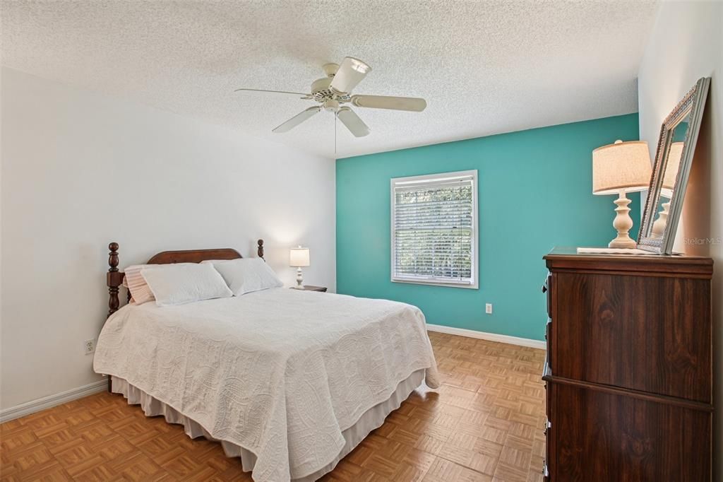 Activo con contrato: $989,000 (5 camas, 5 baños, 4983 Pies cuadrados)