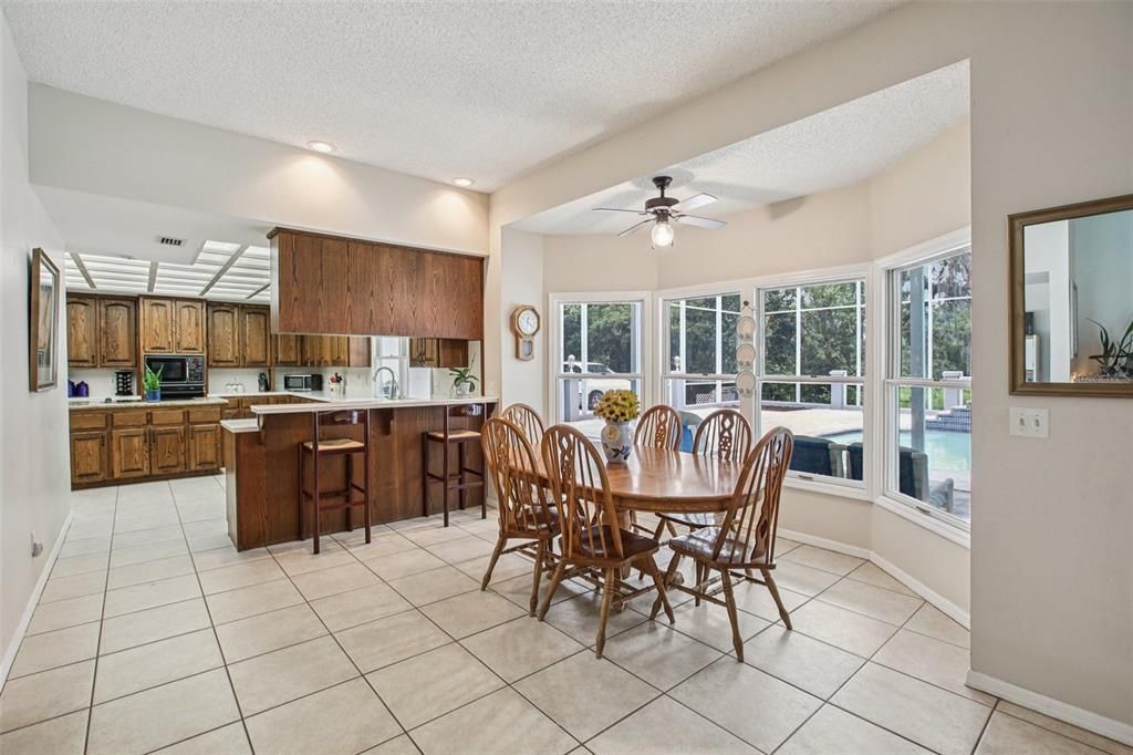 Activo con contrato: $989,000 (5 camas, 5 baños, 4983 Pies cuadrados)