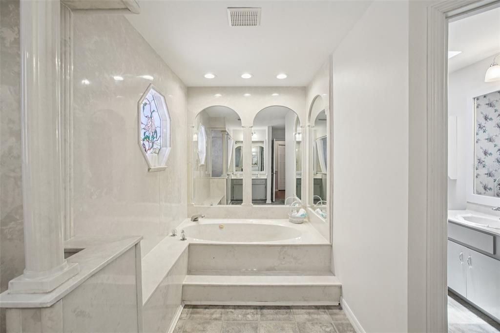 Activo con contrato: $989,000 (5 camas, 5 baños, 4983 Pies cuadrados)