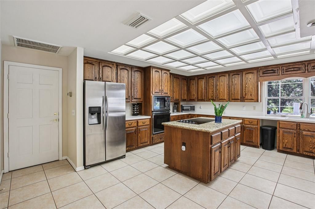 Activo con contrato: $989,000 (5 camas, 5 baños, 4983 Pies cuadrados)