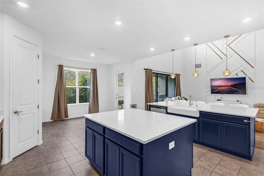 На продажу: $743,900 (5 спален, 3 ванн, 4232 Квадратных фут)