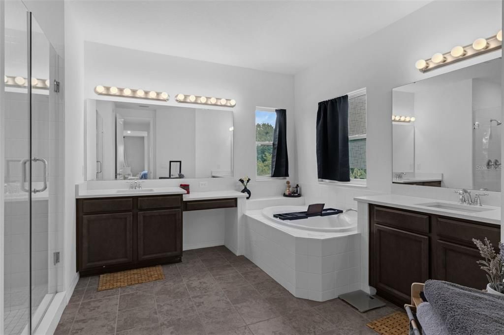 На продажу: $743,900 (5 спален, 3 ванн, 4232 Квадратных фут)