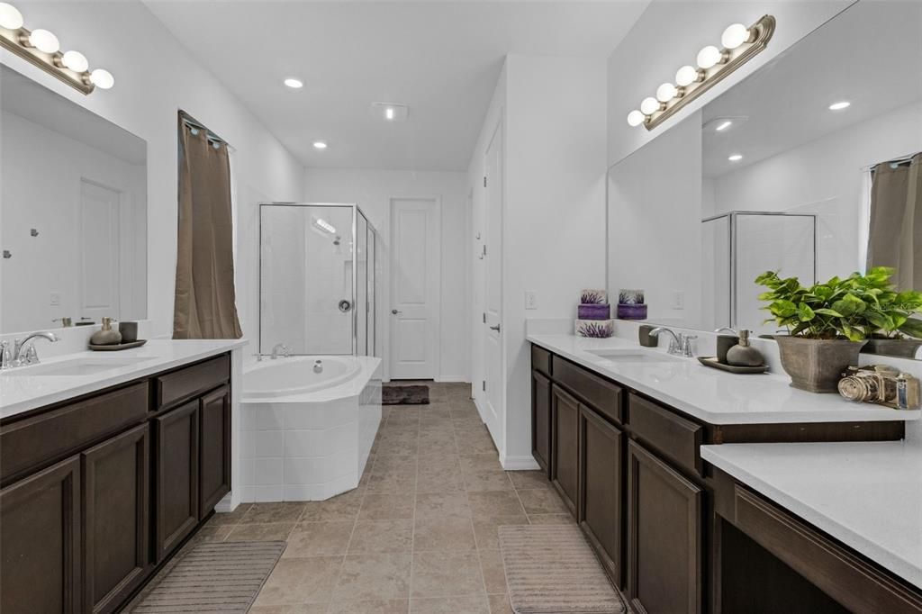 На продажу: $743,900 (5 спален, 3 ванн, 4232 Квадратных фут)