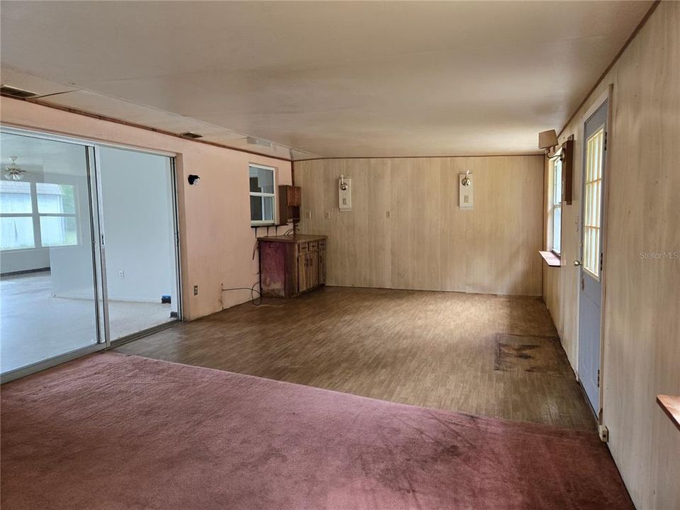 待售: $134,900 (2 贝兹, 1 浴室, 1170 平方英尺)