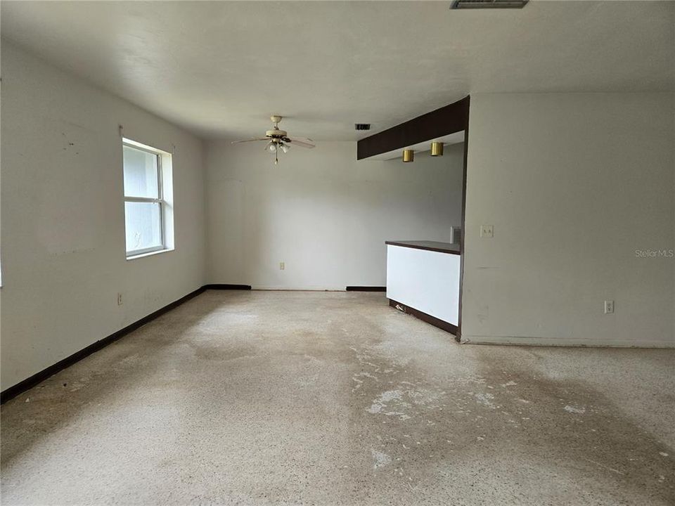 待售: $134,900 (2 贝兹, 1 浴室, 1170 平方英尺)