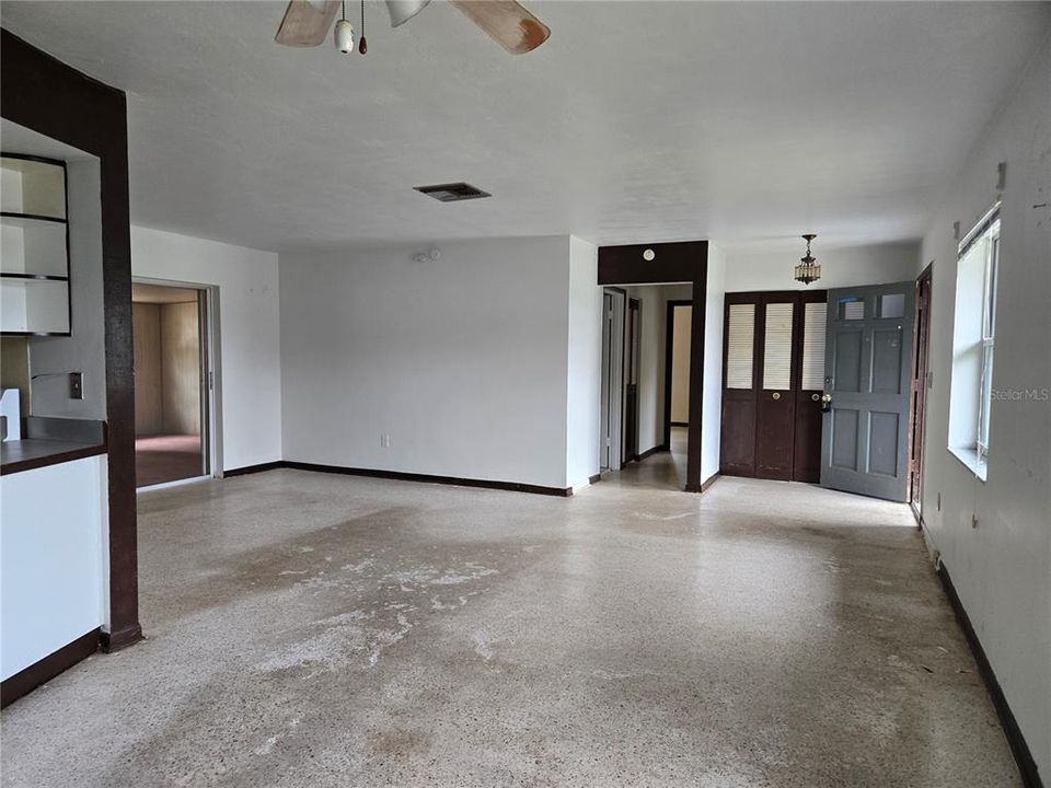 待售: $134,900 (2 贝兹, 1 浴室, 1170 平方英尺)