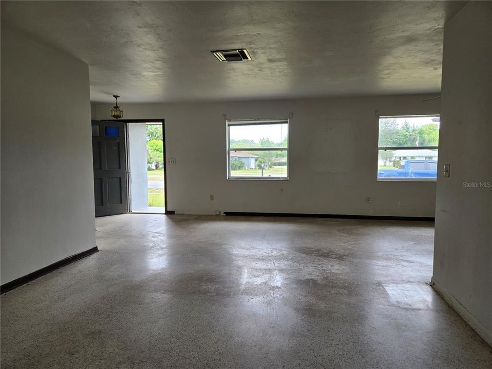 待售: $134,900 (2 贝兹, 1 浴室, 1170 平方英尺)