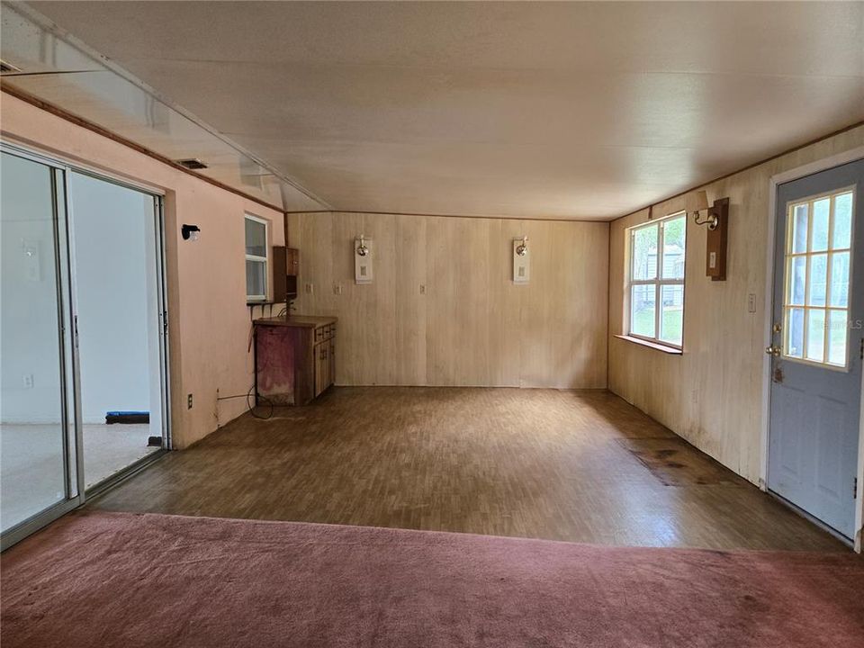 待售: $134,900 (2 贝兹, 1 浴室, 1170 平方英尺)