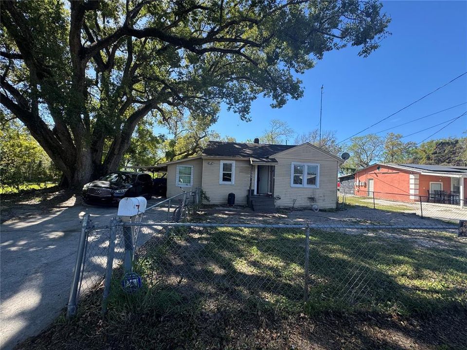 Active With Contract: $175,000 (2 beds, 1 baths, 1043 Square Feet)