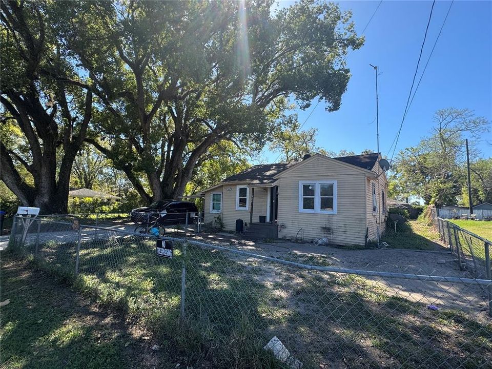 Active With Contract: $175,000 (2 beds, 1 baths, 1043 Square Feet)