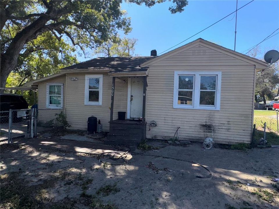 Active With Contract: $175,000 (2 beds, 1 baths, 1043 Square Feet)