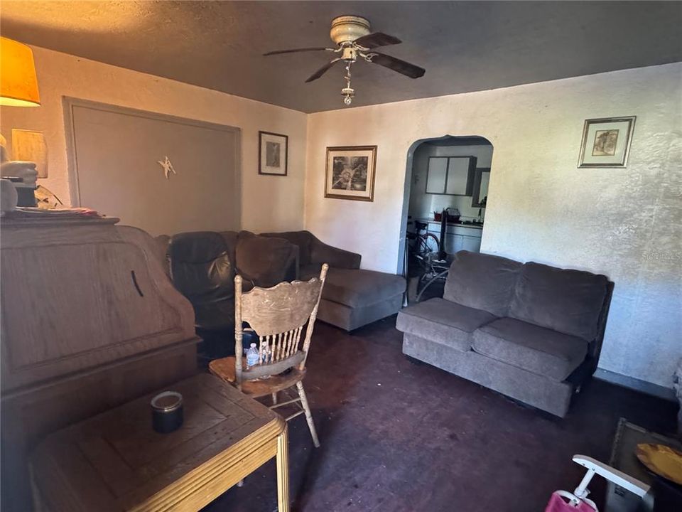 Active With Contract: $175,000 (2 beds, 1 baths, 1043 Square Feet)