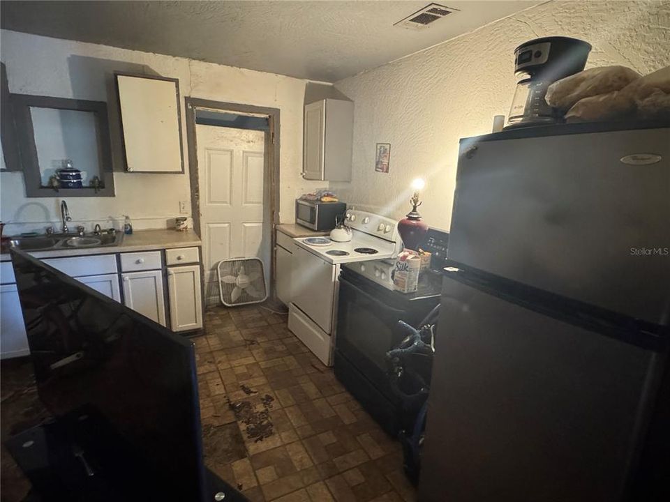 Active With Contract: $175,000 (2 beds, 1 baths, 1043 Square Feet)