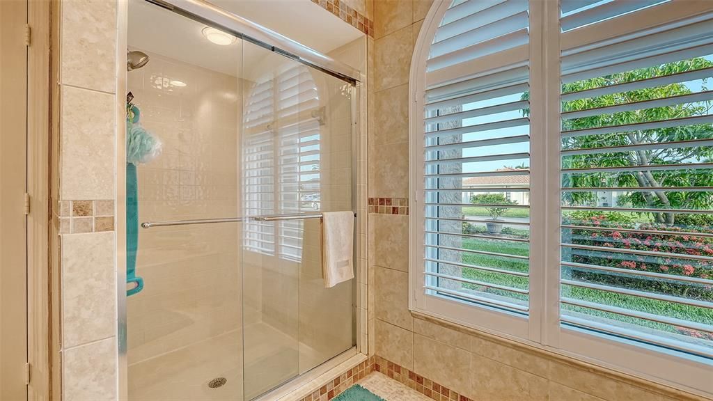 Под контрактом: $580,000 (3 спален, 2 ванн, 2429 Квадратных фут)