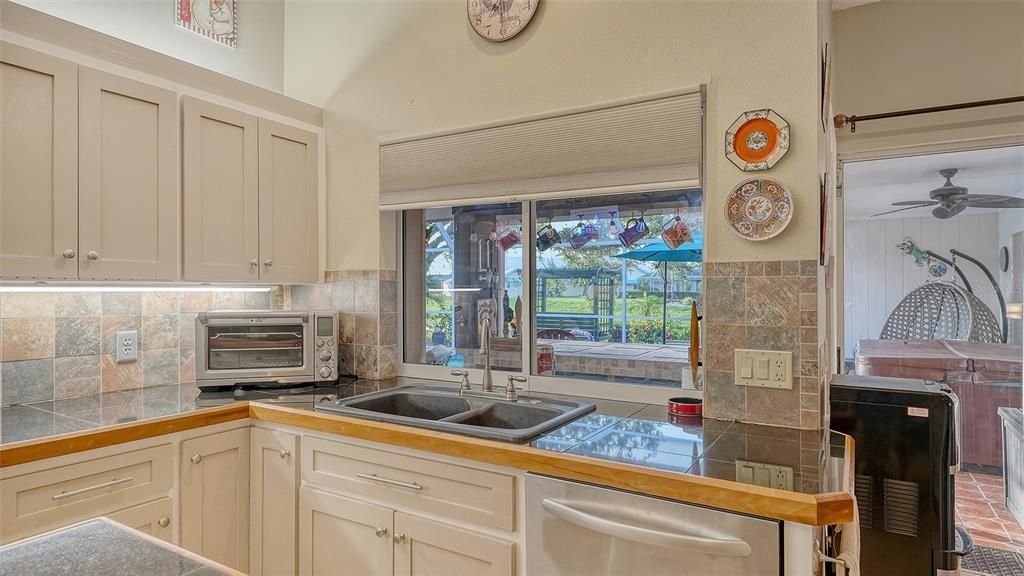 Под контрактом: $580,000 (3 спален, 2 ванн, 2429 Квадратных фут)