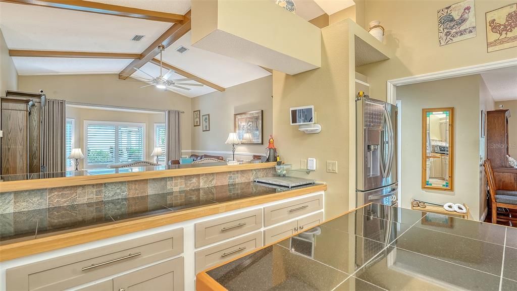 Под контрактом: $580,000 (3 спален, 2 ванн, 2429 Квадратных фут)