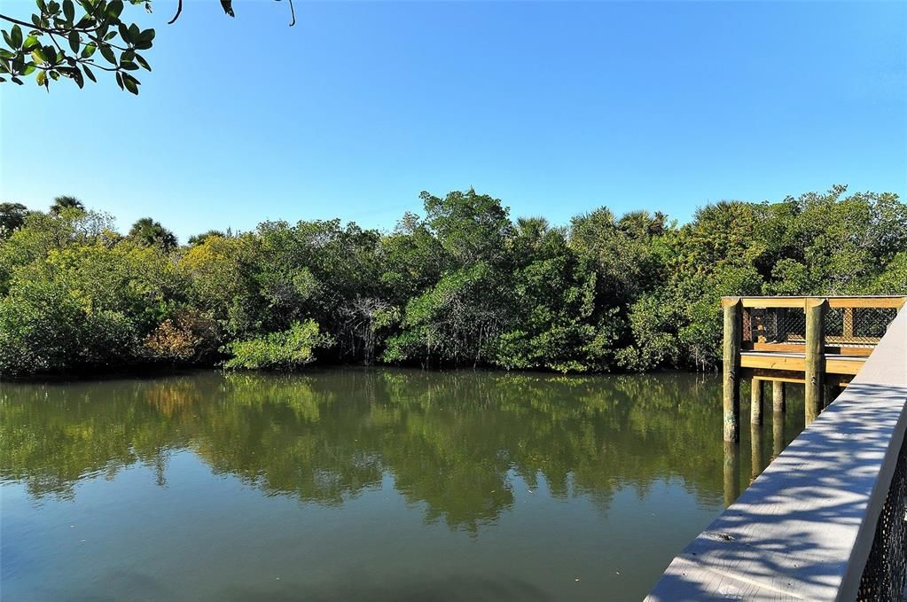 Под контрактом: $580,000 (3 спален, 2 ванн, 2429 Квадратных фут)