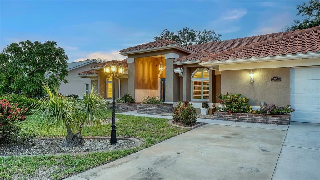 Под контрактом: $580,000 (3 спален, 2 ванн, 2429 Квадратных фут)