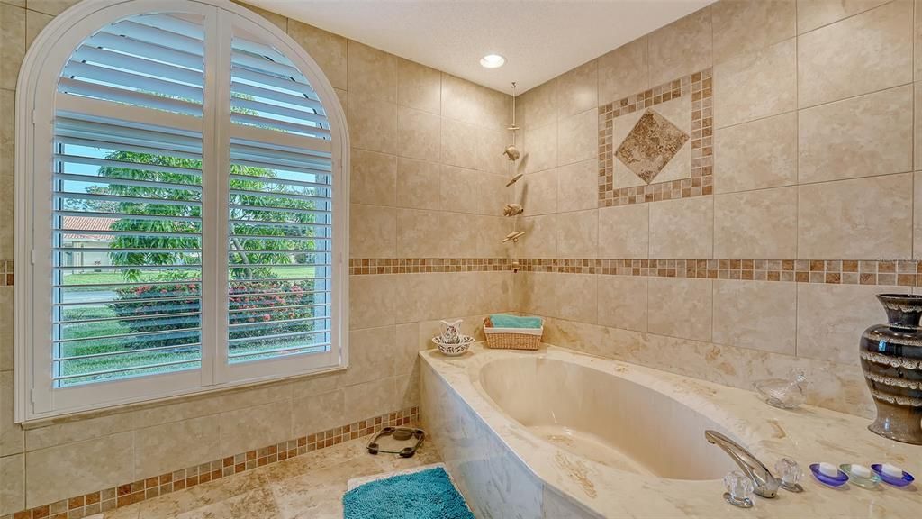 Под контрактом: $580,000 (3 спален, 2 ванн, 2429 Квадратных фут)