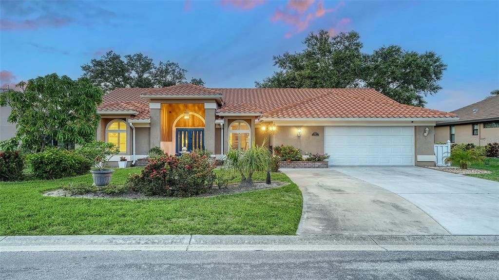 Под контрактом: $580,000 (3 спален, 2 ванн, 2429 Квадратных фут)