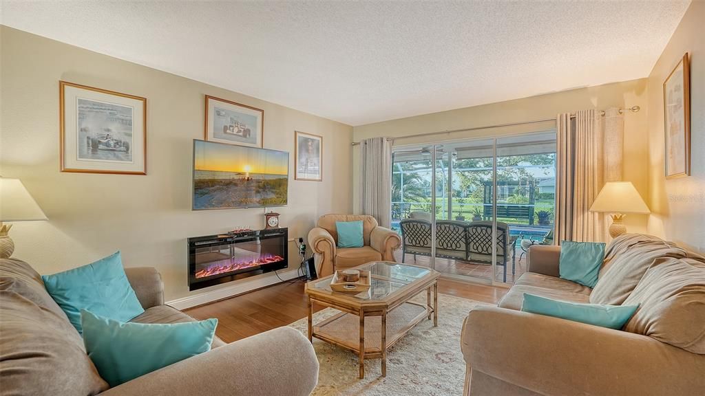 Под контрактом: $580,000 (3 спален, 2 ванн, 2429 Квадратных фут)