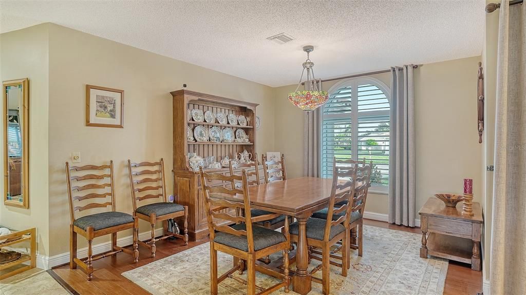 Под контрактом: $580,000 (3 спален, 2 ванн, 2429 Квадратных фут)