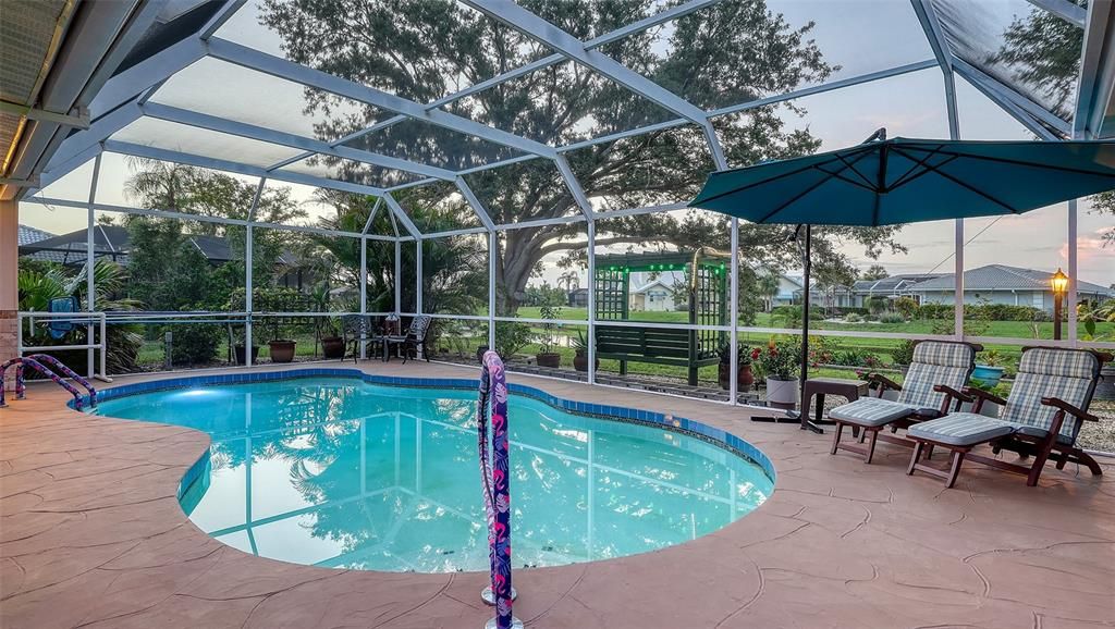 Под контрактом: $580,000 (3 спален, 2 ванн, 2429 Квадратных фут)