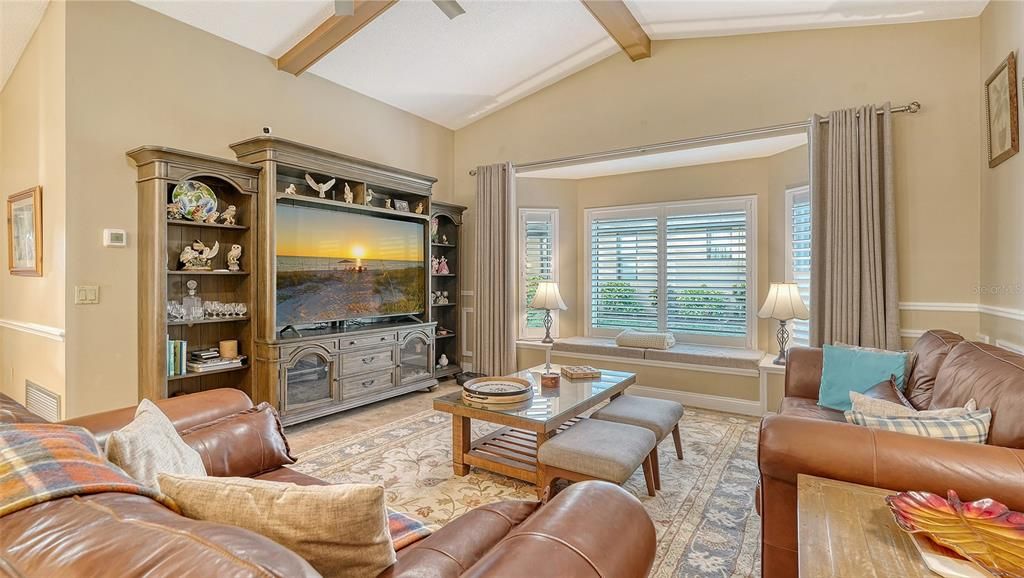 Под контрактом: $580,000 (3 спален, 2 ванн, 2429 Квадратных фут)