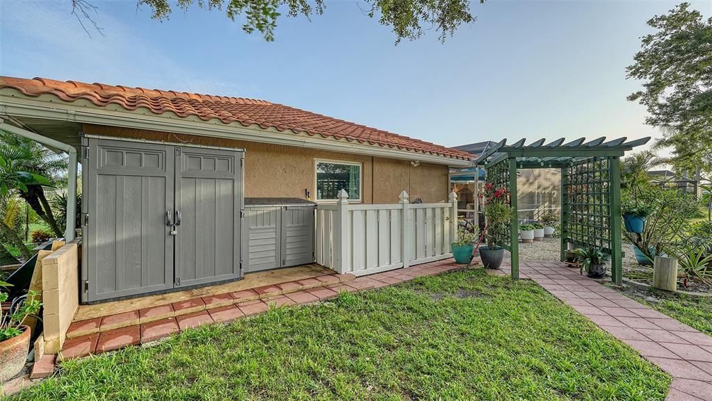 Под контрактом: $580,000 (3 спален, 2 ванн, 2429 Квадратных фут)