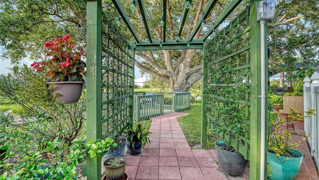 Под контрактом: $580,000 (3 спален, 2 ванн, 2429 Квадратных фут)