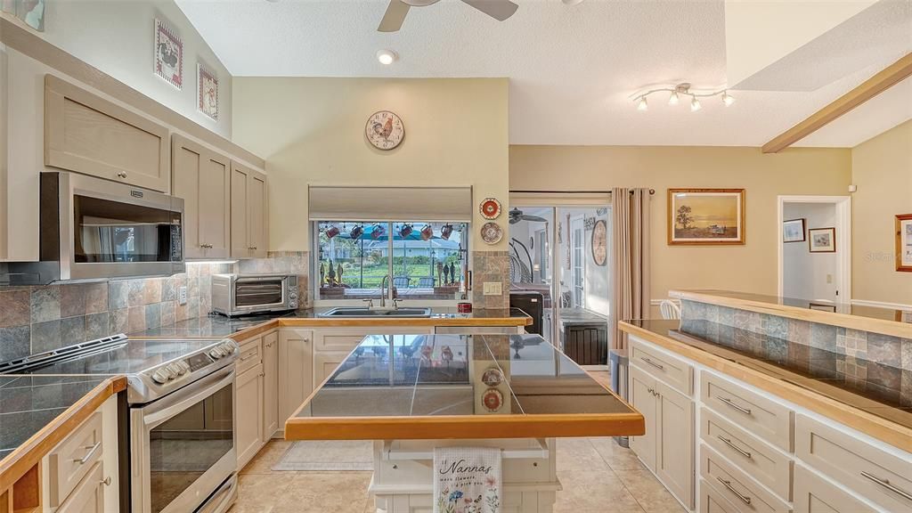 Под контрактом: $580,000 (3 спален, 2 ванн, 2429 Квадратных фут)