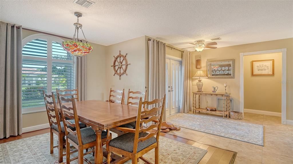 Под контрактом: $580,000 (3 спален, 2 ванн, 2429 Квадратных фут)