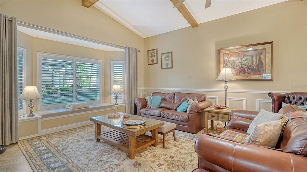 Под контрактом: $580,000 (3 спален, 2 ванн, 2429 Квадратных фут)