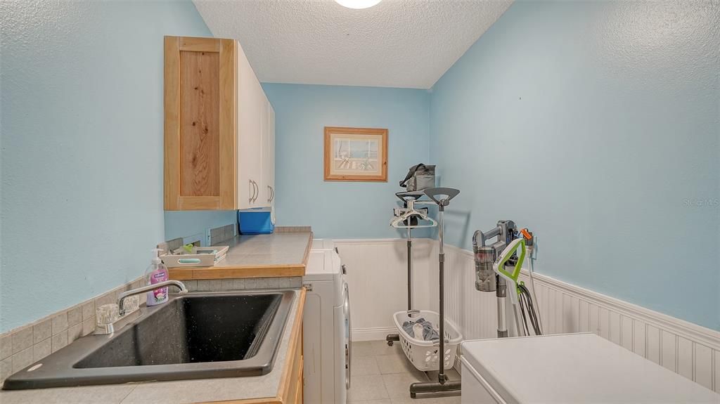 Под контрактом: $580,000 (3 спален, 2 ванн, 2429 Квадратных фут)