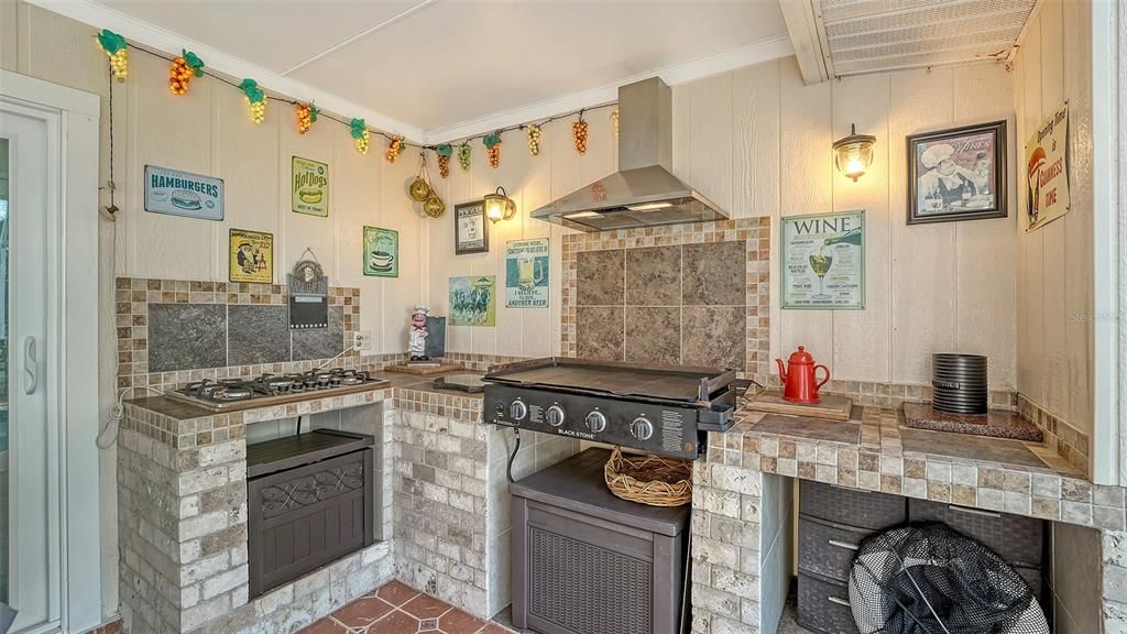 Под контрактом: $580,000 (3 спален, 2 ванн, 2429 Квадратных фут)