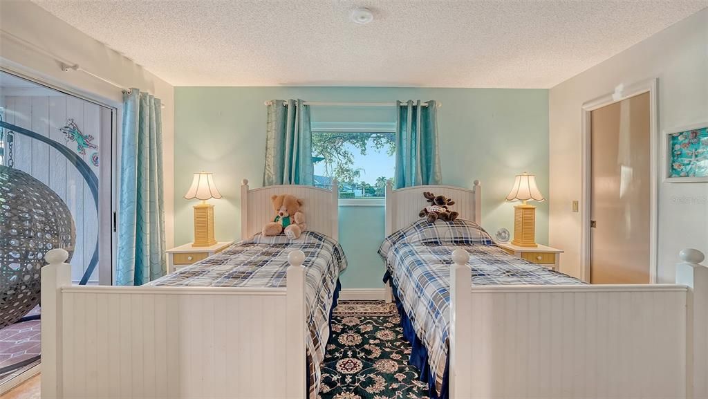 Под контрактом: $580,000 (3 спален, 2 ванн, 2429 Квадратных фут)