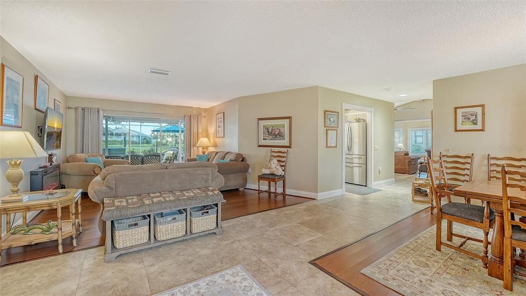 Под контрактом: $580,000 (3 спален, 2 ванн, 2429 Квадратных фут)