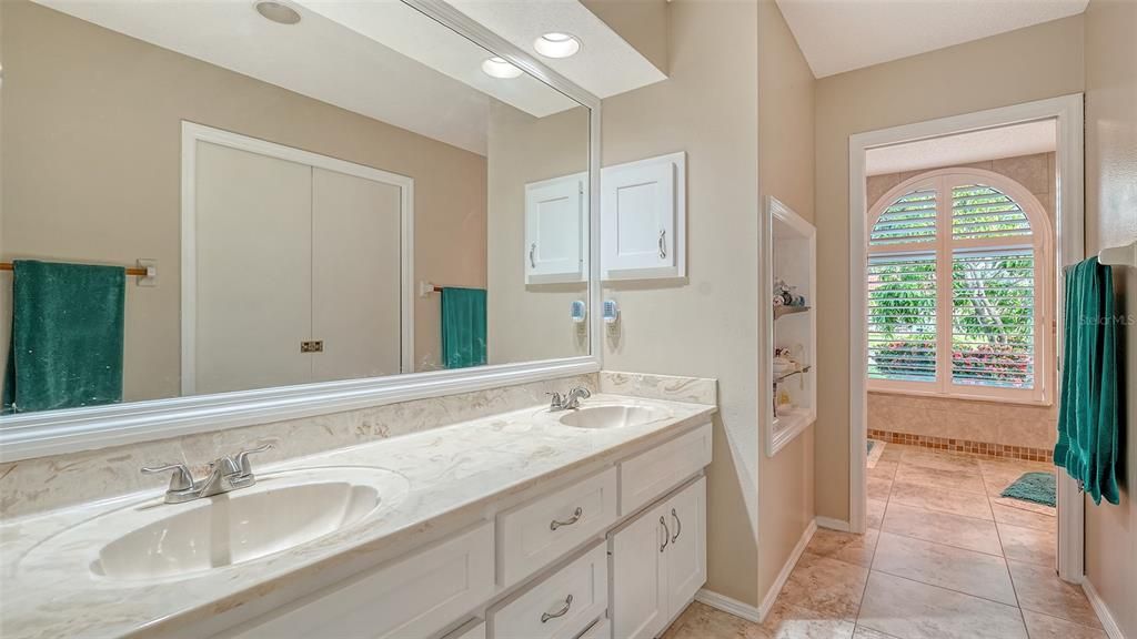 Под контрактом: $580,000 (3 спален, 2 ванн, 2429 Квадратных фут)