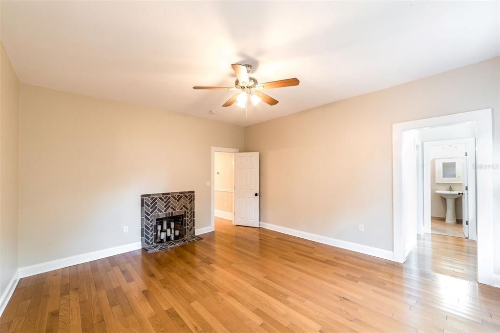 合同活跃: $460,000 (2 贝兹, 3 浴室, 1513 平方英尺)