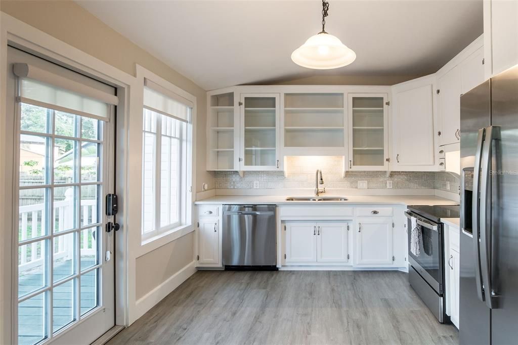 合同活跃: $460,000 (2 贝兹, 3 浴室, 1513 平方英尺)