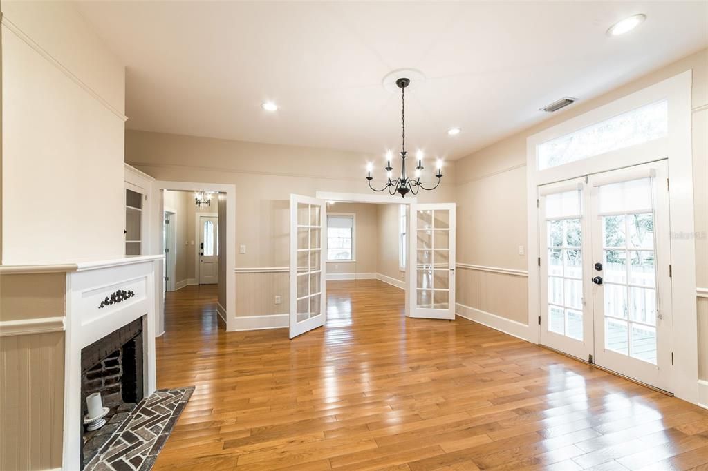 合同活跃: $460,000 (2 贝兹, 3 浴室, 1513 平方英尺)