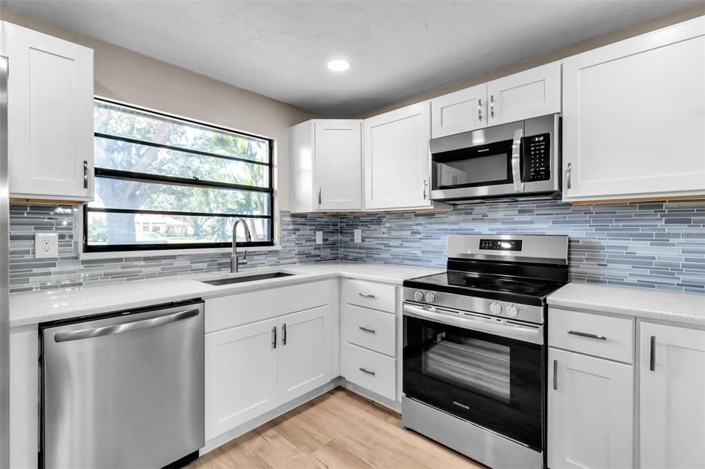 合同活跃: $249,000 (2 贝兹, 2 浴室, 1440 平方英尺)