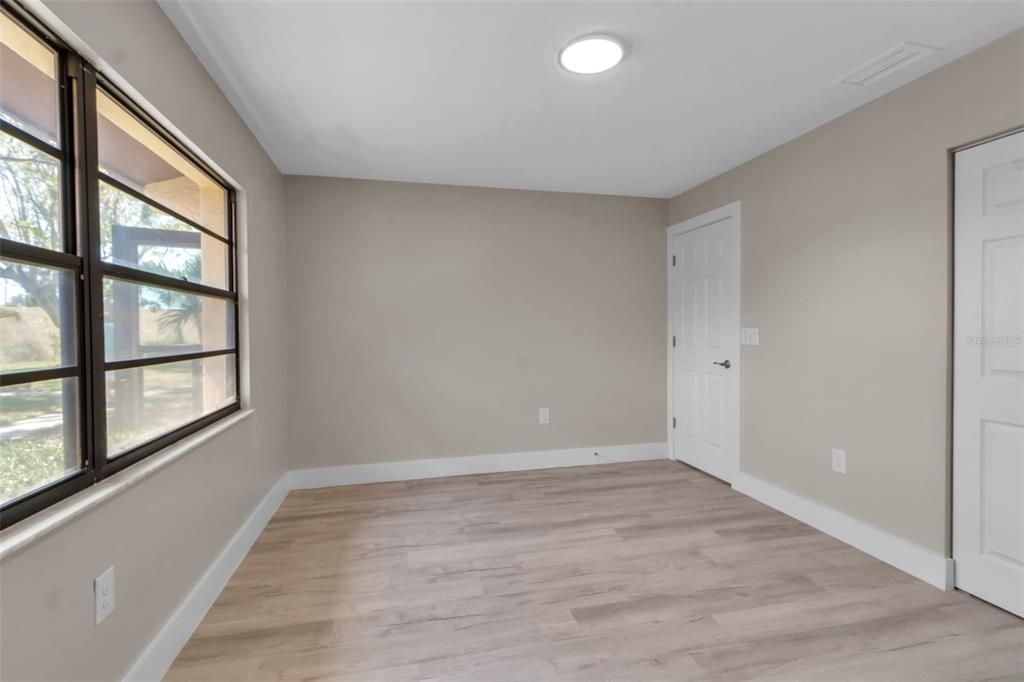 合同活跃: $249,000 (2 贝兹, 2 浴室, 1440 平方英尺)