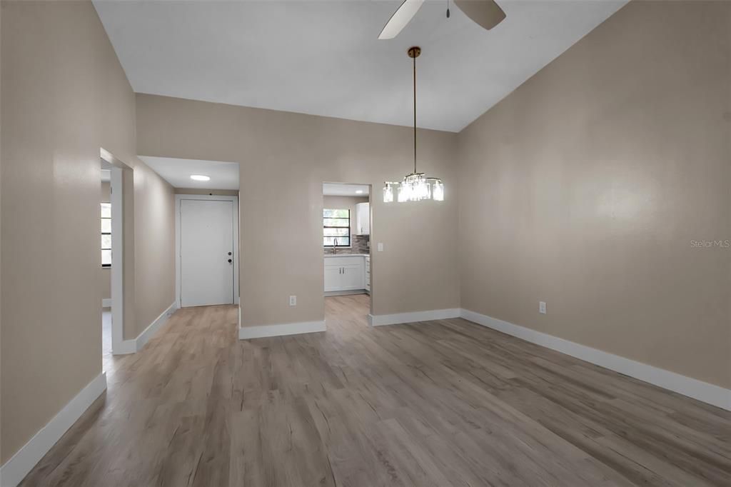 合同活跃: $249,000 (2 贝兹, 2 浴室, 1440 平方英尺)