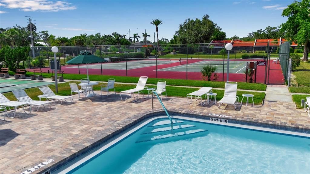 合同活跃: $249,000 (2 贝兹, 2 浴室, 1440 平方英尺)