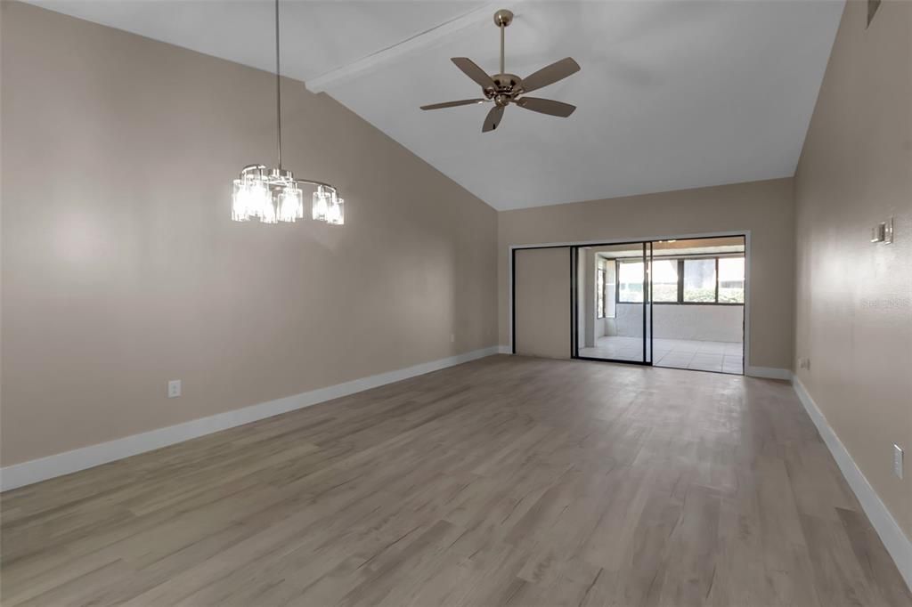 合同活跃: $249,000 (2 贝兹, 2 浴室, 1440 平方英尺)